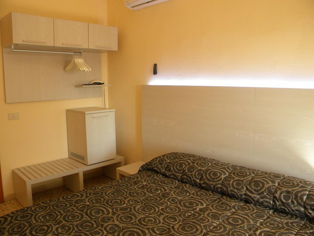 Hotel Rosa Del Tirreno Quercianella Habitación foto